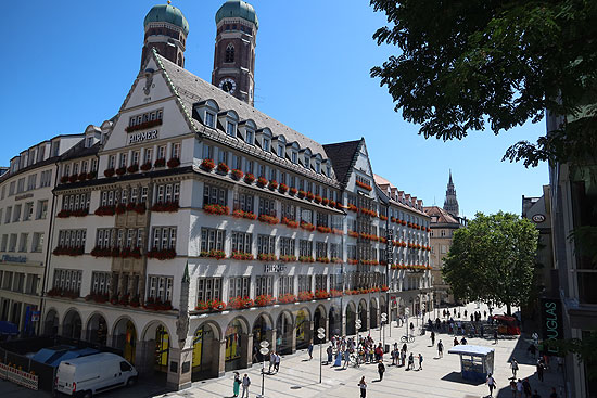 Fantastisch der Ausblick aus dem neuen FIVE GUYS Restaurant auf Türmee des Doms und des Rathaues (im Hintergrund) über die Kaufinger Straße, die gleich gegenüber ab Hirmer beginnt (©Foto: Martin Schmitz)